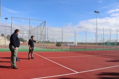 Jorge Barrera (dcha.) supervisando la finalización de la nueva pista de tenis. Foto: Ayto. de Brenes.